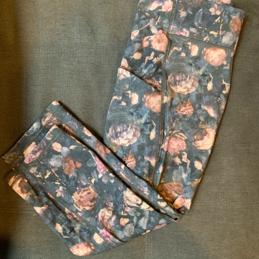 Lululemon Floral Print Speed Up Crop Size 6